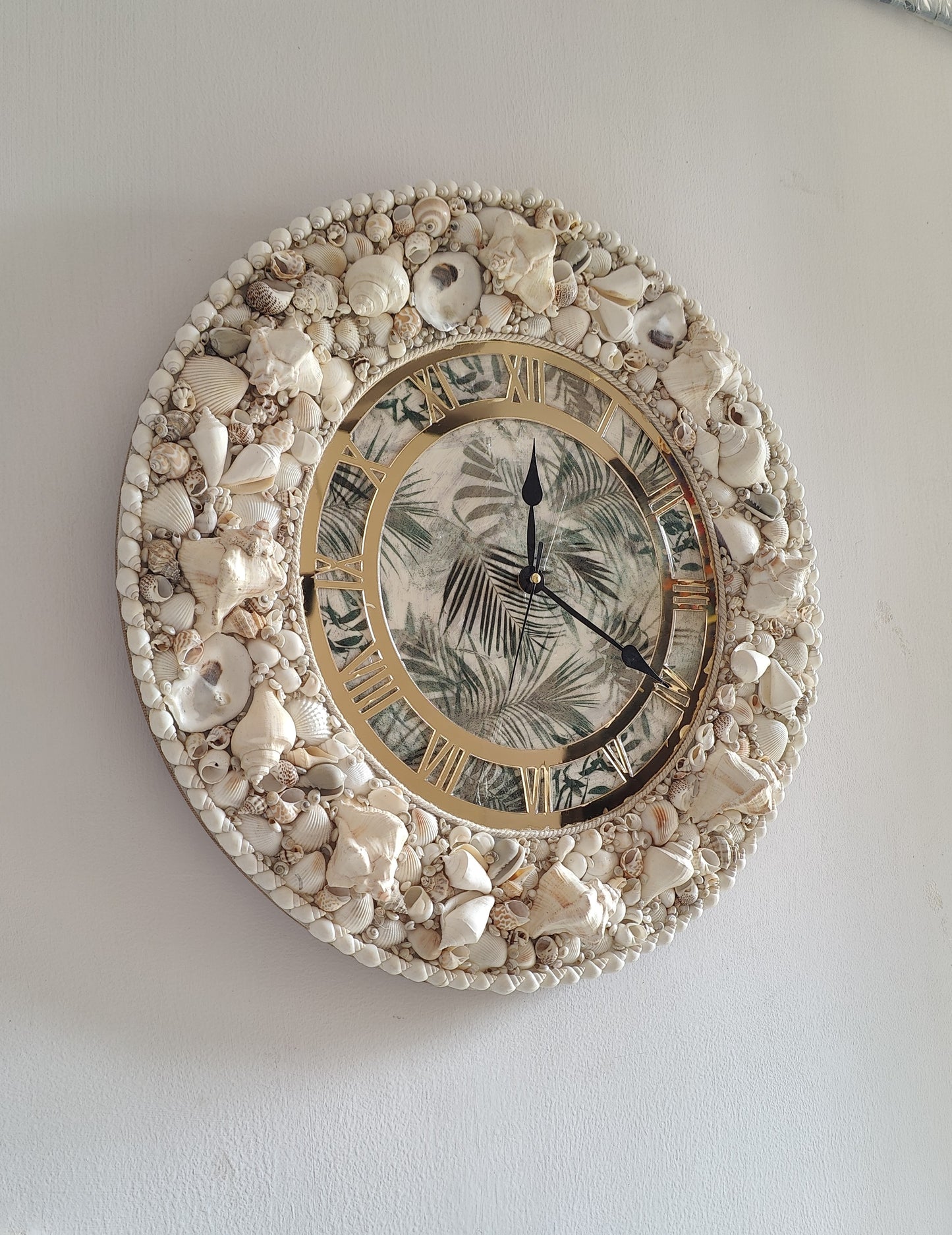 Coastal Elegance Seashell Wall Clock – Handcrafted Beach-Themed Décor 19inch