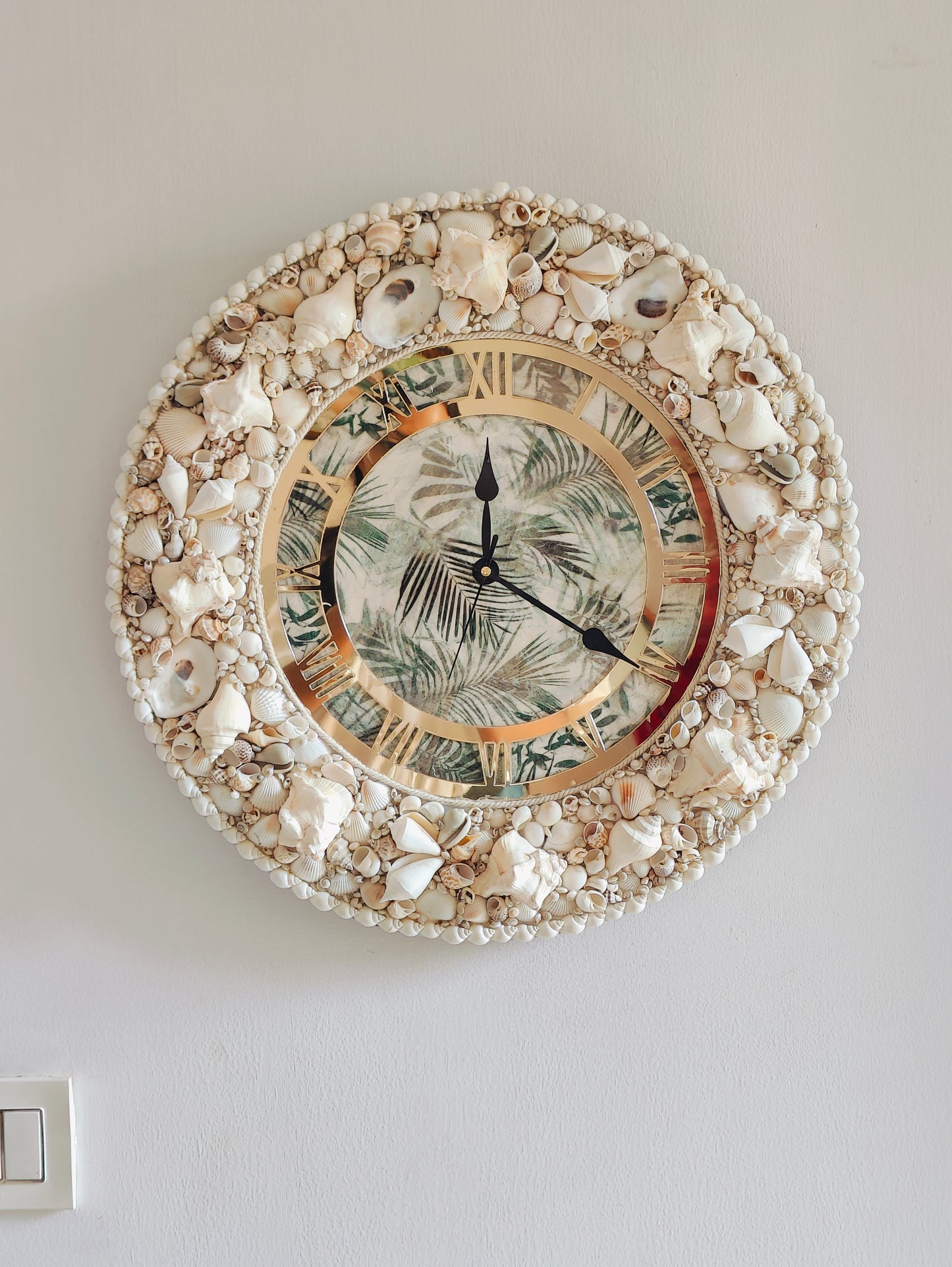 Coastal Elegance Seashell Wall Clock – Handcrafted Beach-Themed Décor 19inch